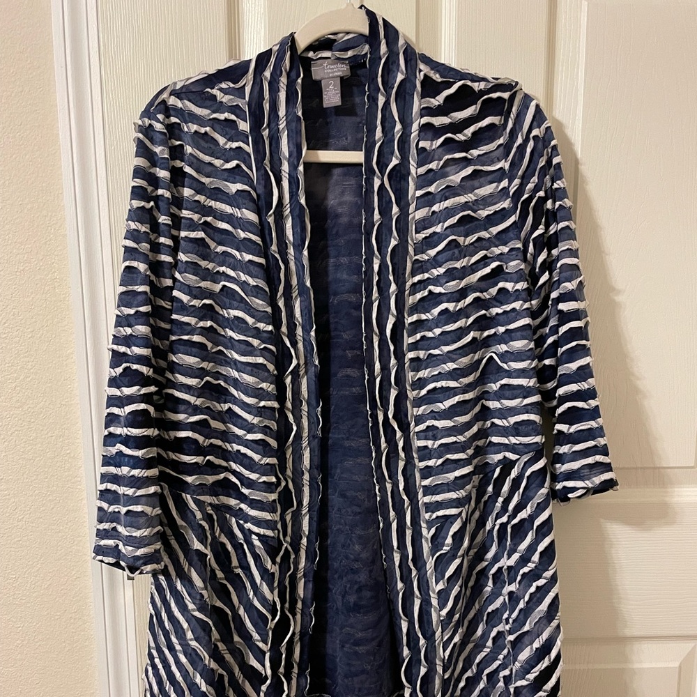 Chico’s Travelers Collection lightweight jacket. Navy and White size 2 (large)